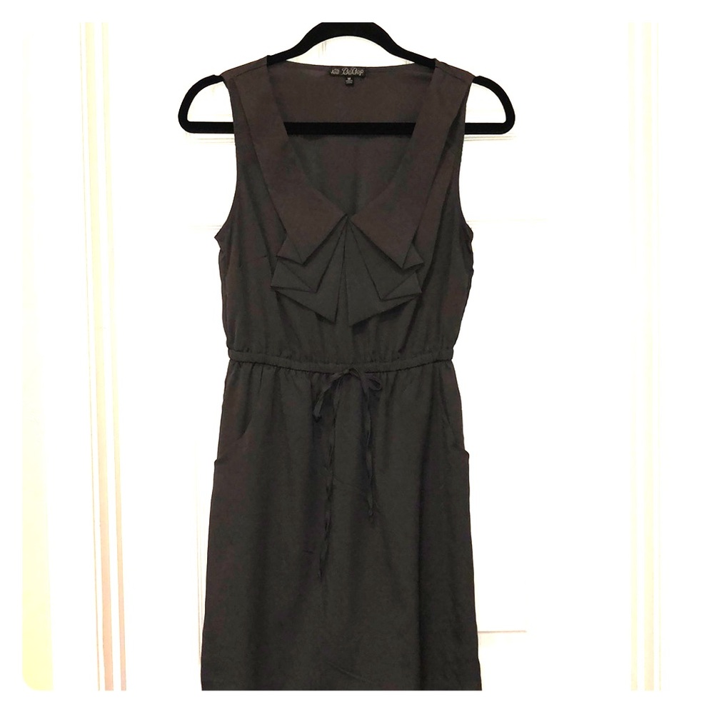 Gray mini dress sz M, with fun neckline & pockets